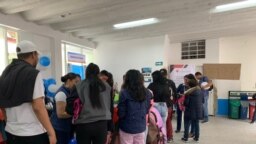 Los venezolanos que huyen del gobierno en disputa de Venezuela han copado los centros de admisión de refugiados de varios países latinoamericanos.