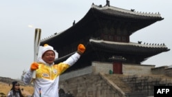 13일 평창동계올림픽 성화봉성 주자가 서울 동대문 앞을 지나고 있다.