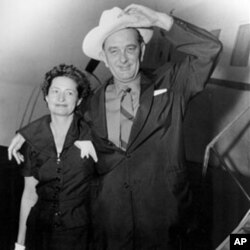 约翰逊参议员和他的妻子1955年8月25日在从华盛顿启程飞回德克萨斯之前