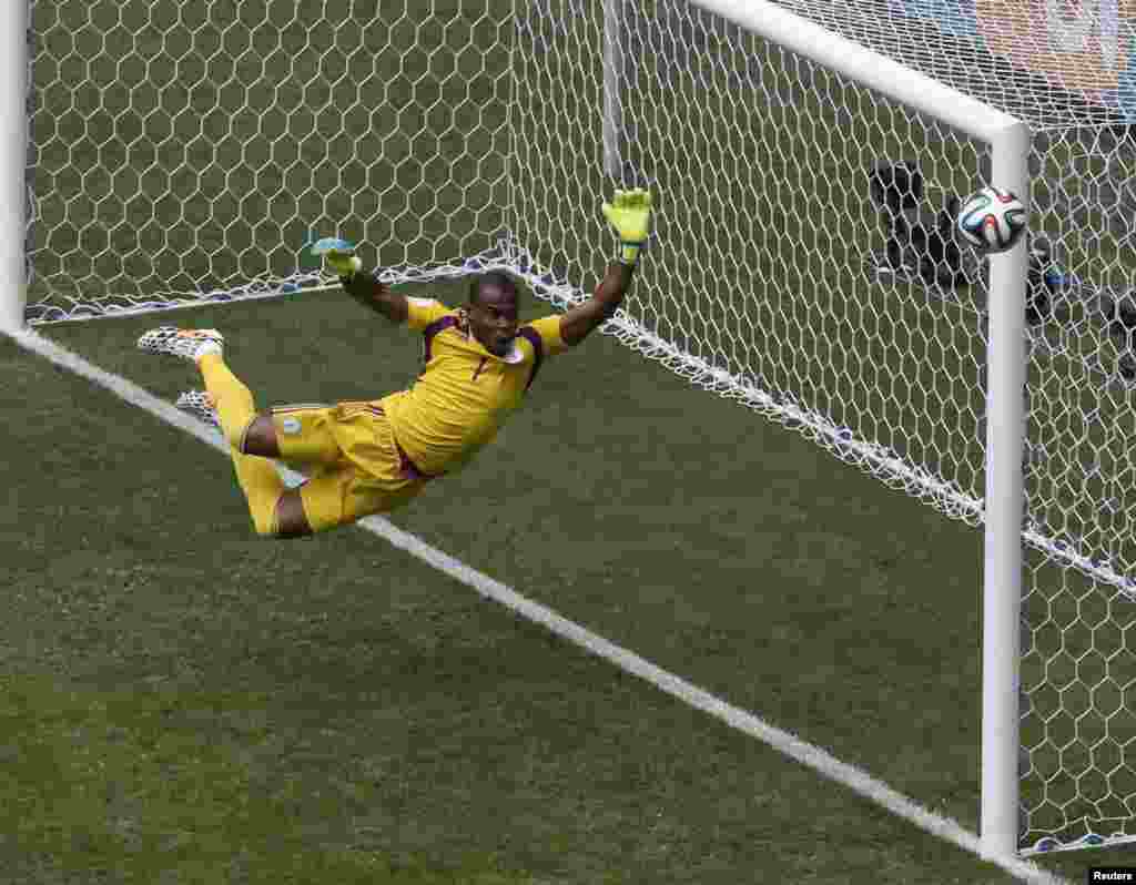 Penjaga gawang Nigeria Vincent Enyeama seperti melawan gravitasi di gawang Nigeria, di stadion nasional di Brasilia, 30 Juni 2014.