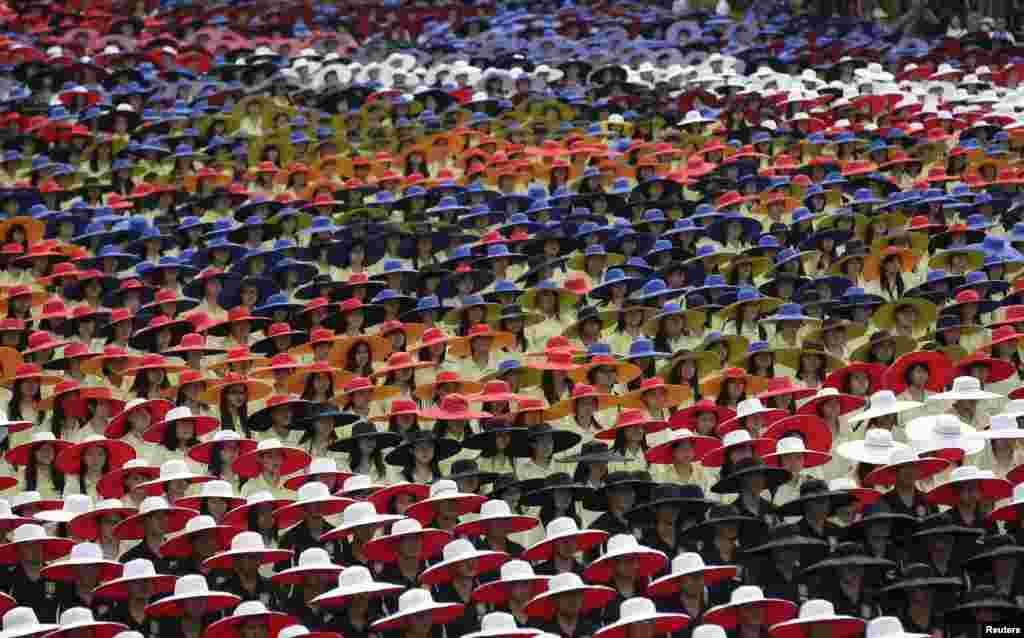 Para peserta parade mengenakan seragam berwarna-warni untuk meramaikan Perayaan Hari Nasional Taiwan ke-102 di depan kantor Presiden di Taipei, Taiwan.