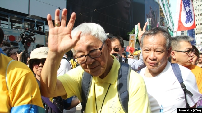 香港荣机主教陈日君参加4.28 反逃犯条例大游行 （美国之音记者申华拍摄）