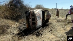 Un automóvil destruido durante los bombardeos en la región de Sawmaa, en la provincia de al-Bayda, Yemen.