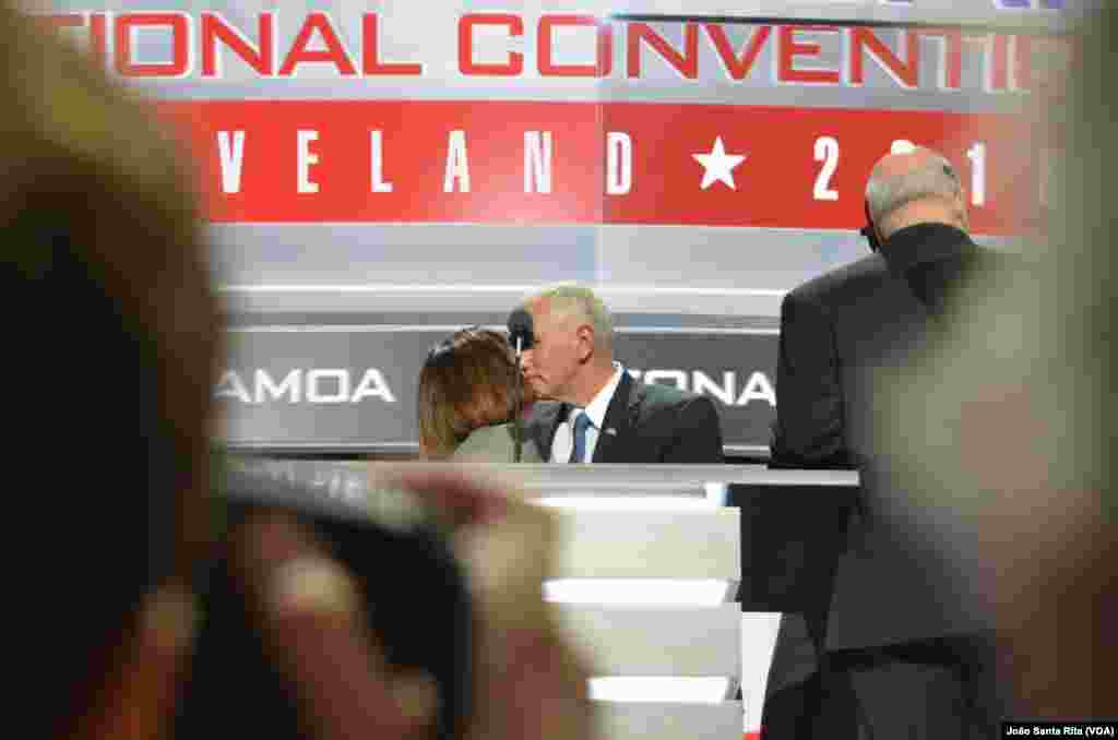 Mike Pence, o governador escolhido por Donald Trump para ser seu vice-presidente, recebe um beijo da mulher enquanto se prepara para o discurso logo à noite, 20 Julho, 2016