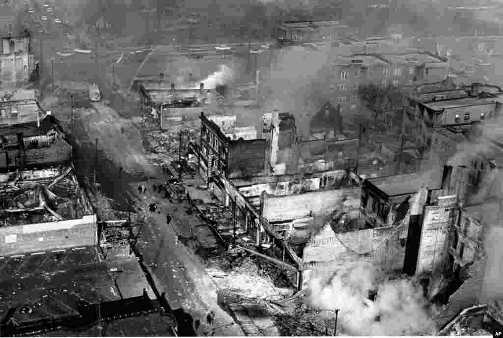 Deux jours après l&#39;assassinat de Martin Luther King, des incendies et des pillages ont éclaté à Chicago, le 6 avril 1968.