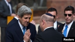 美国国务卿克里4月8日在参加二战大屠杀纪念仪式前会见以色列官员