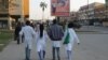 Jovens estudantes caminham pelas ruas de Benguela