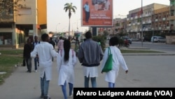 Jovens estudantes caminham pelas ruas de Benguela.