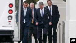 Los senadores republicanos Ted Cruz, John McCain, David Vitter y Richard Shelby, salen de la Casa Blanca bajo la lluvia tras el encuentro con el presidente Obama.