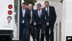 Republikanski senatori ulaze u autobus posle sastanka sa predsednikom Obamom u Beloj kući