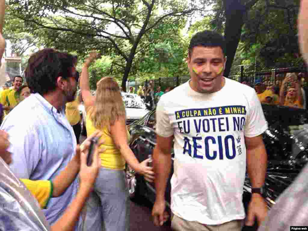 Ronaldo, o fenômeno, vestindo uma camiseta dizendo ter votado no candidato da oposição de Dilma Rouseff.