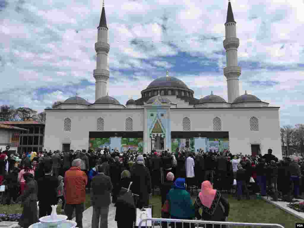 همزمان با سفر هفته پیش اردوغان رئیس جمهوری ترکیه، مرکز اسلامی دیانت در مریلند آمریکا توسط او افتتاح شد. این یکی از بزرگترین مساجد آمریکا است.