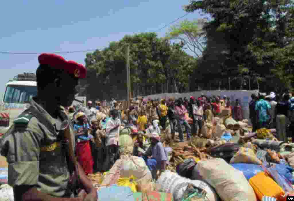 Les réfugiés de Centrafrique attendent une distribution alimentaire dans un camp de réfugiés du HCR dans la ville camerounaise de l&#39;Est de Garoua-Boulai, non loin de la frontière avec l&#39;Afrique centrale, le 13 mars 2014. AFP PHOTO / Reinnier Kazé 