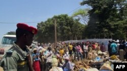 Des réfugiés centrafricains attendant la distribution de vivres dans un camp dans la ville camerounaise de Garoua-Boulai en mars 2014 (AFP)