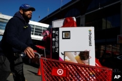 Un hombre sale de una venta especial de Viernes Negro en una tienda de Target en Brooklyn, N.Y. Nov. 24, 2017.