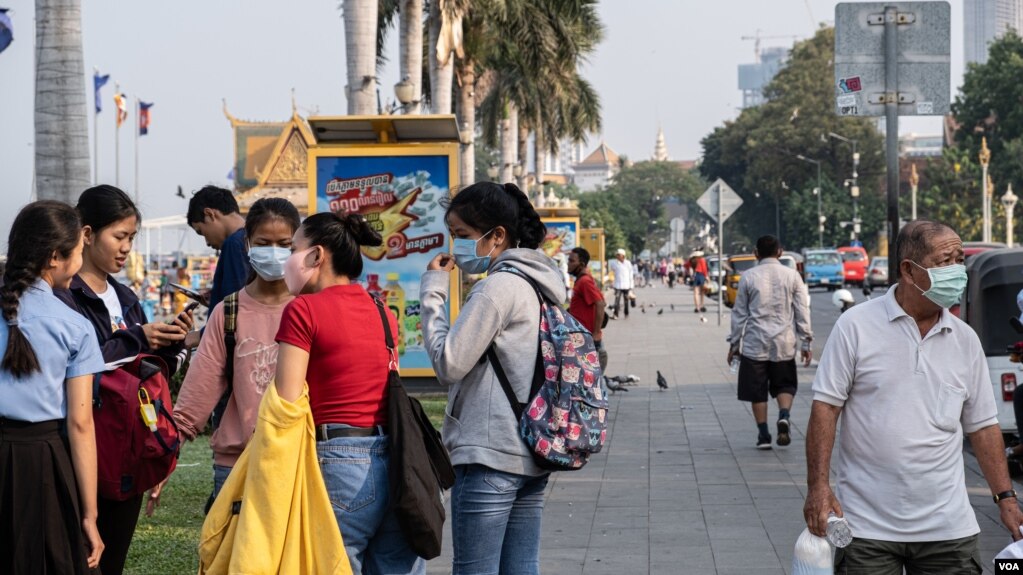 FILE: People with mask on are walking in the park in front of the Royal Palace in Phnom Penh, Cambodia, February 11th, 2020. (Malis Tum/VOA Khmer) 