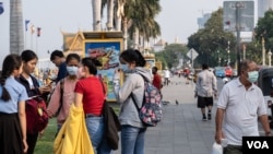 FILE: People with mask on are walking in the park in front of the Royal Palace in Phnom Penh, Cambodia, February 11th, 2020. (Malis Tum/VOA Khmer) 