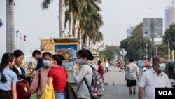 People are walking in the park in front of the Royal Palace in Phnom Penh, Cambodia on 11th February, 2020. (Malis Tum/VOA Khmer)