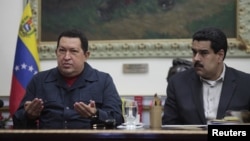 Presiden Venezuela Hugo Chavez (kiri) berbicara kepada media didampingi Wapres Nicolas Maduro di istana Miraflores, Caracas (8 Desember 2012). Chavez kini menjalani perawatan di Havana, Kuba. 