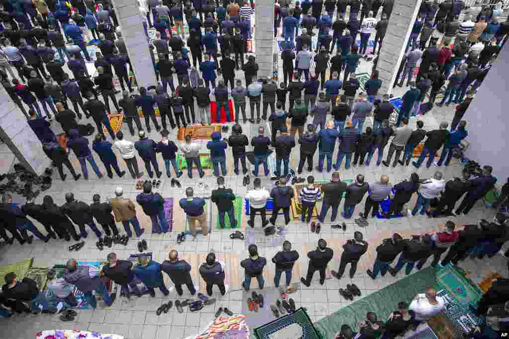 Muslim worshippers pray despite a nationwide lockdown aimed at curbing the spread of coronavirus during a protest against a recent rise in violence in Arab communities in the northern Arab Israeli town of Umm el-Fahm, Israel.