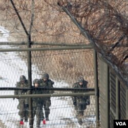 Tentara Korsel terlihat dari balik pagar kawat berduri dekat zona demiliterisasi Korea di Paju, utara Seoul (Foto: dok).