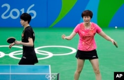 10일 브라질 리우올림픽 탁구 여자단식 결승에서 중국의 딩닝(오른쪽)이 같은 팀 리샤오샤를 물리치고 금메달의 주인공이 됐다. 4년 전 런던올림픽 결승에서는 리샤오샤가 딩닝을 누르고 금메달을 차지했었다.