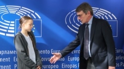 President Parlemen Eropa David Maria Sassoli (kanan) menyambut aktivis lingkungan Swedia Greta Thunberg di Brussel, Belgia (foto: dok).