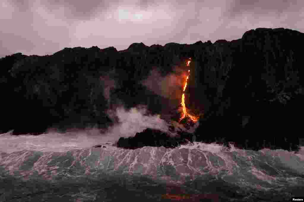 ہوائی میں آتش فشاں کا لاوا سمندر میں گر رہا ہے