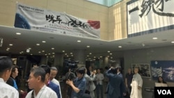 한반도 평화통일을 기원하며 남북한 화가들의 그림을 한 자리에 모은 '백두에서 한라까지' 전시회가 서울 여의도 국회의원회관에서 열리고 있다. 