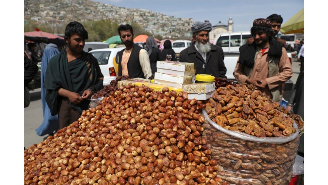Pedagang kaki lima menjual kurma menjelang bulan puasa Ramadan di Kabul, Afghanistan, Rabu, 7 April 2021.