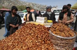 Pedagang kaki lima menjual kurma menjelang bulan puasa Ramadan di Kabul, Afghanistan, Rabu, 7 April 2021.