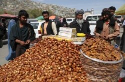 Warga Afghanistan berbelanja makanan khas untuk berbuka puasa pada bulan Ramadan di Kabul (foto: dok).