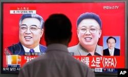 A TV screen shows pictures of North Korean leader Kim Jong Un's late father Kim Jong Il, right, and late grandfather Kim Il Sung, left, at the Seoul Railway Station in Seoul, South Korea, May 6, 2016.