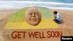 Dân chúng khắp thế giới cầu chúc ông Mandela mau hồi phục.