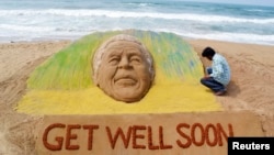 一位藝術家創造了一座沙雕，希望前南非總統曼德拉能夠早日康復。