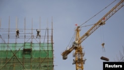 资料照片- 北京一处建筑工地。中国经济增速下滑至26年来最低水平