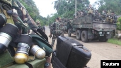 Prajurit berjaga-jaga di sebuah jalan sambil berpatroli di desa-desa terpencil di Jolo, Sulu, Filipina Selatan (17/10). (foto: REUTERS/Stringer)