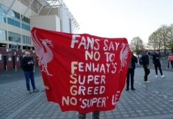 Fans Liverpool memprotes rencana pembentukan kompetisi Liga Super Eropa dalam unjuk rasa di luar stadion, di Leeds, Inggris, Senin, 19 April 2021. (Foto: Reuters)