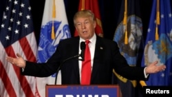 Ứng cử viên tổng thống Donald Trump đọc bài diễn văn ở Virginia Beach, ngày 11 tháng 7 năm 2016. 