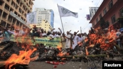 Musulmanes de Bangladesh gritan consignas durante una protesta frente a la Mezquita Nacional en Dhaka 21 de septiembre 2012, contra una película anti-islam hecha en EE.UU. y también contra las caricaturas burlándose del profeta Mahoma publicadas en YouTube