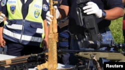 Fusil AK-47 bañado en oro, decomisado en Honduras a presuntos narcotraficantes de la banda de Los Zetas.