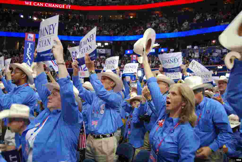 The Texas delegation reacts to speeches at the convention. (J. Featherly/VOA)