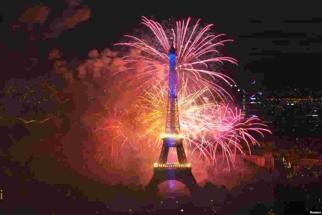 فرانس کے قومی دن کے موقع پر آتش بازی کا شاندار مظاہرہ۔