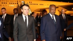 Le président djiboutien Ismail Omar Guelleh (à dr.) accueille son homologue français Emmanuel Macron à l'aéroport de Djibouti, le 11 mars 2019.