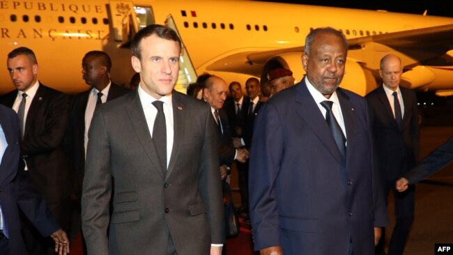 法国总统马克龙抵达吉布提开启对东非的访问，吉布提总统伊斯梅尔·奥马尔·盖莱在机场欢迎马克龙。(2019年3月11日)