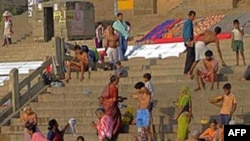 Dân Ấn Ðộ tắm trong dòng sông Gange
