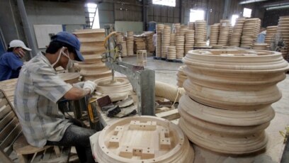 Công nhân tại một nhà máy sản xuất đồ nội thất ở TPHCM, trong bức ảnh chụp 1/2006. Việt Nam năm ngoái vượt Trung Quốc trở thành nhà xuất khẩu đồ gỗ nội thất lớn nhất vào thị trường Mỹ.