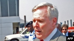 Ray Mabus, secretário americano da Marinha, pouco depois da chegada a Luanda