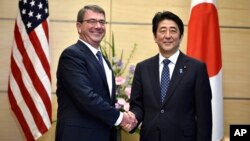 일본을 방문한 애슈턴 카터 미 국방장관이 8일 도쿄의 총리 관저에서 아베 신조 일본 총리와 회동했다. 
