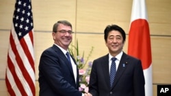 Menteri Pertahanan Amerika Serikat Ashton Carter (kiri) dan Perdana Menteri Jepang Shinzo Abe di Tokyo, 8 April 2015 (AP Photo/Franck Robichon, Pool)